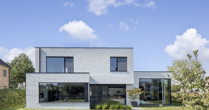 Moderne woning met plat dak en lichte gevelsteen