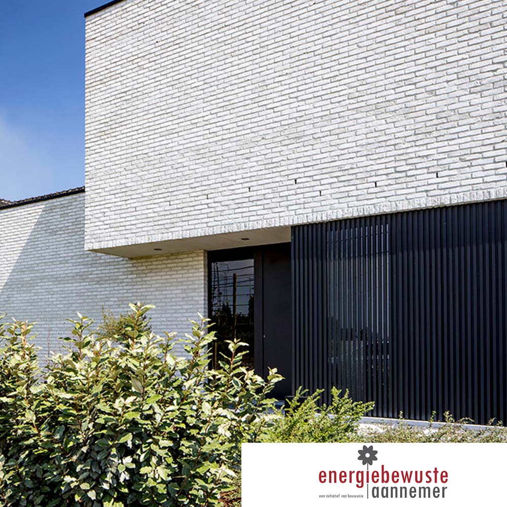 Moderne realisatie met gevelbekleding alu lamellen